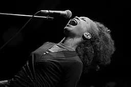 Erykah Badu; Live in Bruges, Belgium - 2006 (source: Yancho Sabev,via Wikimedia Co)