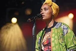 Imany en concert sur la scène Landaoudec lors du festival du Bout du Monde 2017 à Crozon dans le Finistère (source: Thesupermatvia, Wikimedia Co)