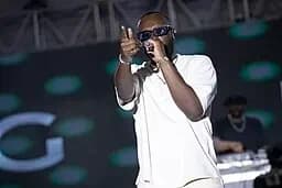 Maitre Gims au FEMUA 16 à Abidjan en 2024 (source: Aman ADO, via Wikimedia Co)