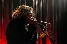 Matmatah en concert au bar Le P'tit minou au port de Brest le 17 février 2017 (source: Jérémy Kergourlay ,via Wikimedia Co)