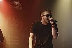 Vald, lors du Terre(s) Hip Hop 2015. (source: Rzom, via Wikimedia Co)