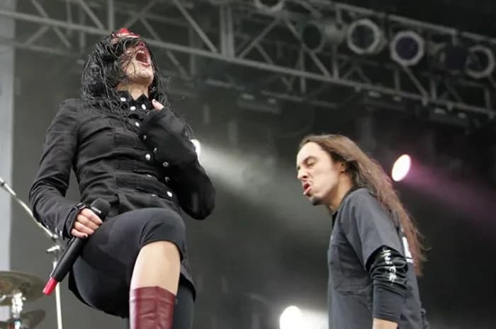 Lacuna Coil at Mera Luna Festival, 2005 (source: Eacz12,via Wikimedia Co)