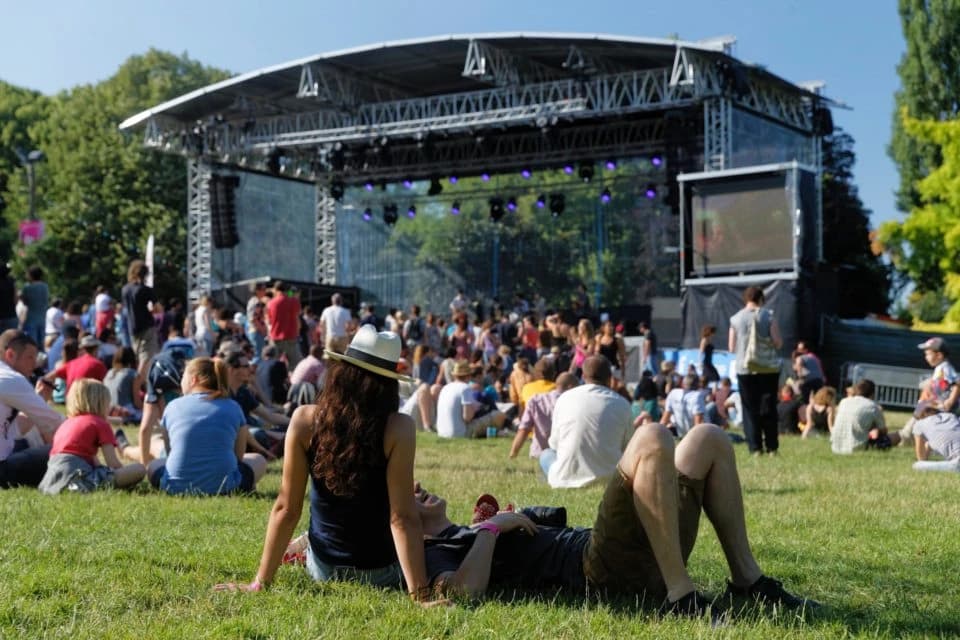 couple allongé sur l'herbe lors d'un festival