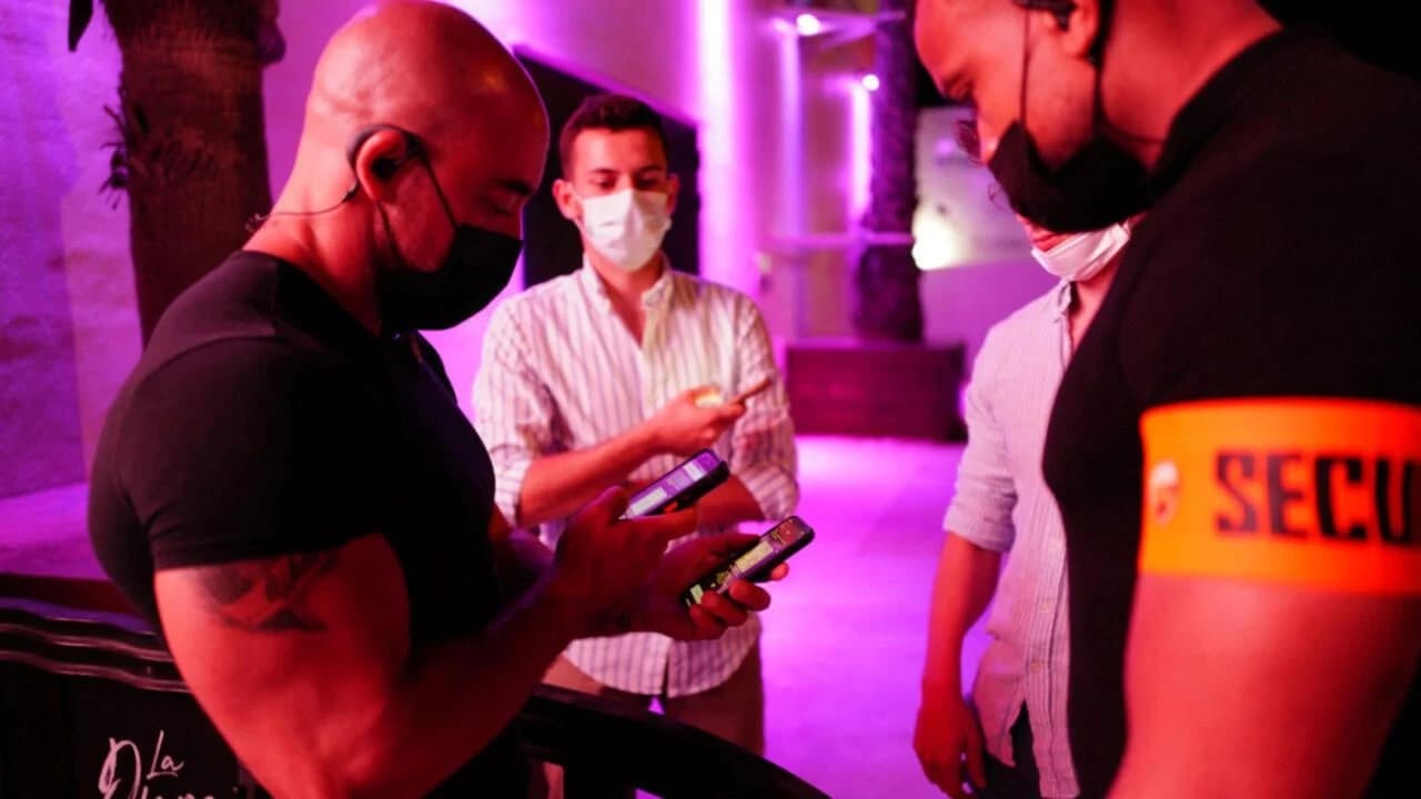 nightclub-entrance (source: www.france24.com)