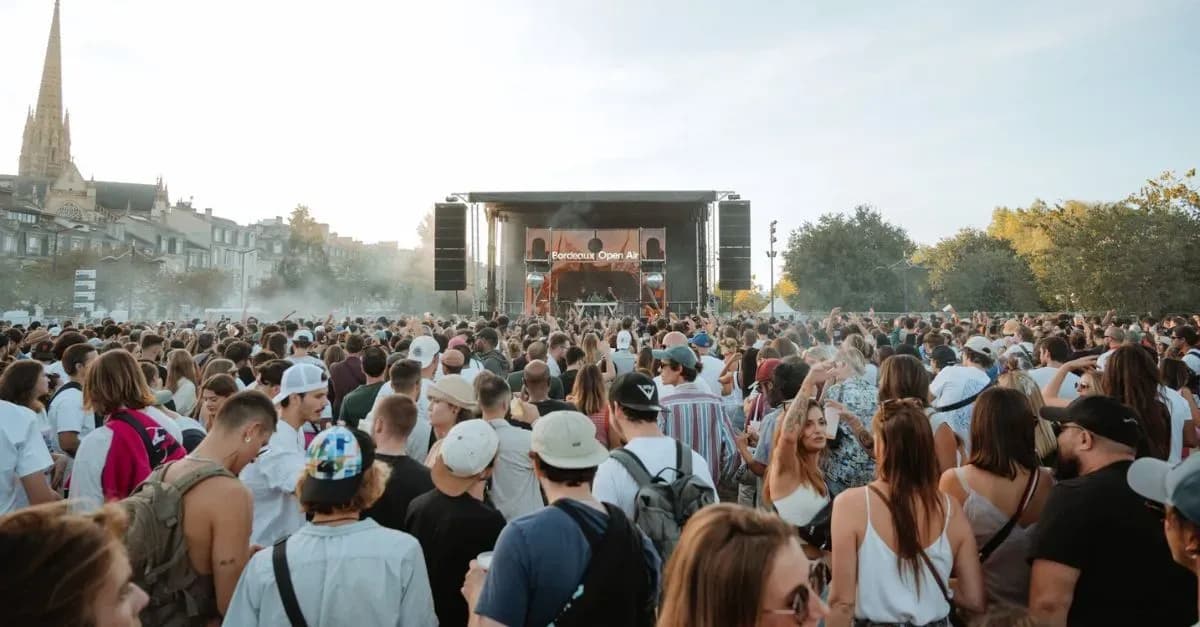 Crowd at an outdoor concert in Bordeaux. (source: quoifaireabordeaux.com)
