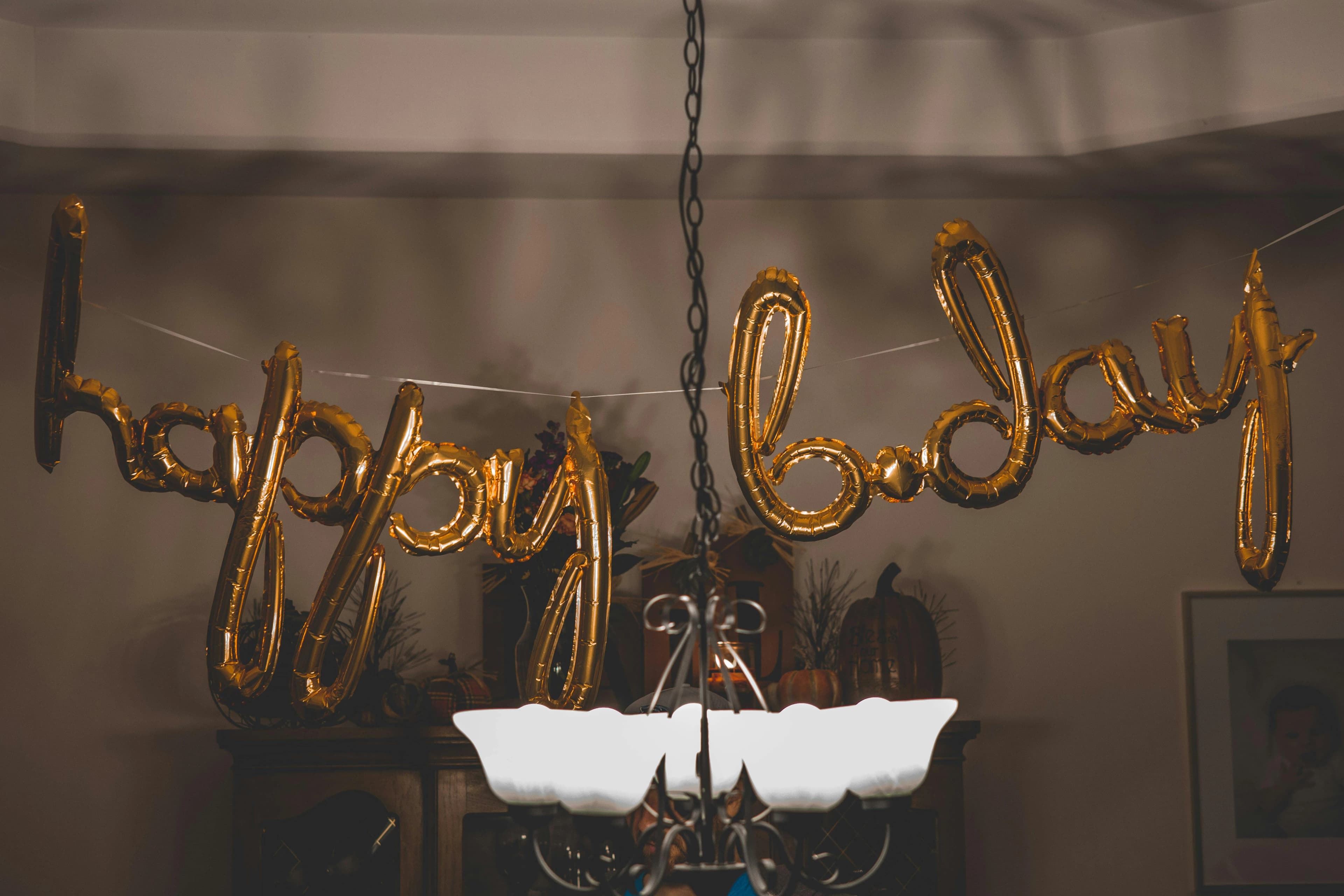 Happy B-Day wall balloon decor (source: pexels.com)