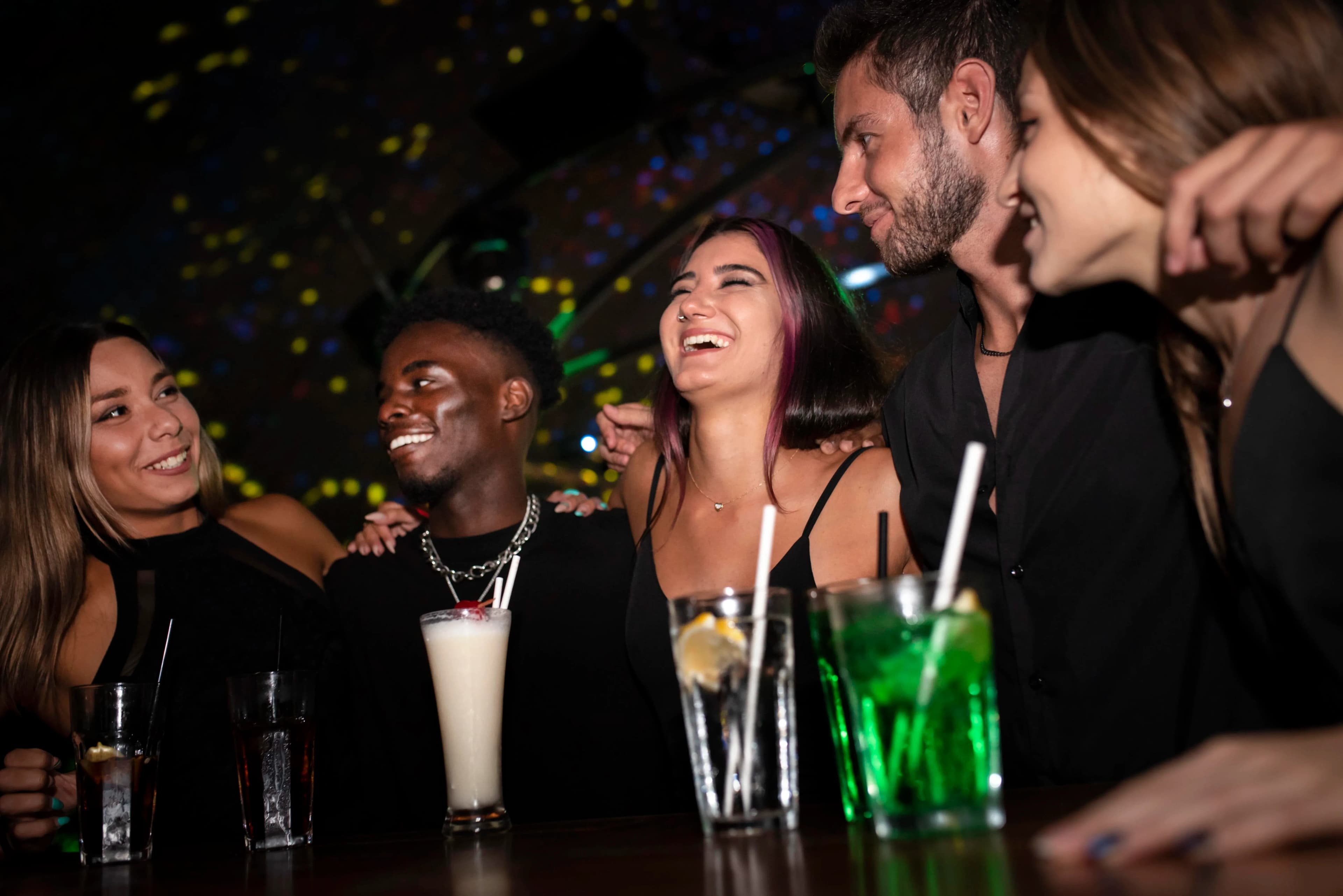 Groupe d'amis au bar (source: freepik)